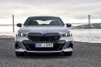 例によって大型化したキドニーグリルはヘッドランプを点灯すると周囲が光る。各部にエッジの効いたスタイリングはBMWの最新トレンドだ。