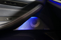 テスト車は、Bowers & Wilkinsのサウンドシステム（オプション）を装備していた。写真は、フロントドアパネル内側のスピーカー。