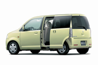 2006年に登場した2代目「三菱eK」シリーズ。4枚ともにヒンジドアの仕様に加え、左リアのみスライドドアとした仕様も設定された。