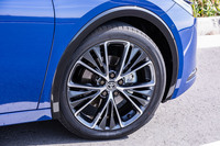 「Z」グレードには、ダークグレーメタリックをベースに切削光輝仕上げを施した19インチアルミホイールが標準で装備される。今回の試乗車両は195/50R19サイズの「ヨコハマ・ブルーアースGT」タイヤを組み合わせていた。