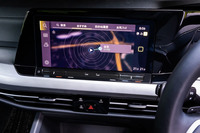 10インチのタッチスクリーン式ディスプレイに組み込まれた「ディスカバープロ」は、オプションの「テクノロジーパッケージ」に含まれるアイテム。スマートフォンの無料アプリを介して、ドアのロック／アンロックや検索した目的地をクルマのナビに送ることができる「ウィーコネクト」も組み込まれている。