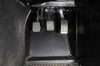 運転席のフットスペースはご覧のとおりの狭さ。フットレストなどないのはもちろん、ペダル間も近いため、ソールの張り出したクツで運転するのはご法度だ。