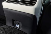 センターコンソールの後端には、後席用のアクセサリーコンセントが用意される。