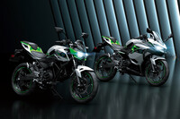 2台のEVのプロトタイプ。写真向かって左がネイキッドモデルの「Z」で、同右がフルカウル付きの「ニンジャ」だ。