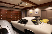 扉を閉じた状態のガレージ内部。扉は電動で開閉できる。天井の梁（はり）がうまい具合にアクセントになっている。