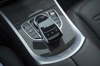 センターコンソールには、近代的なインフォテインメントシステムの操作スイッチがレイアウトされる。左前方には、走行モードのセレクターも。