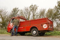 オーナーのニコラ氏と「フィアット241」（1976年）。レトロ風ムードを醸成するため、オーガナイザー認定車両として毎回ボランティアで参加している。