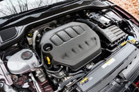 新型の2リッター直4ガソリンターボエンジン「EA888evo4」。最高出力245PS/5000-6500rpm、
	最大トルク370N・m/1600-4300rpmというアウトプットは、発生回転域を含めて従来型の「GTIパフォーマンス」と同じだ。