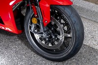 シャシーに関してもMT仕様から変更はない。タイヤサイズは前が120/70ZR17、後ろが180/55ZR17で、ブレーキは前にφ310mmのダブルディスクとラジアルマウントキャリパーを、後ろにφ240mmのシングルディスクとシングルポッドキャリパーを装備している。