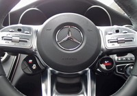 ステアリングホイールのセンター下方には、ESPやサスペンション、走行モードの調節スイッチが備わる。