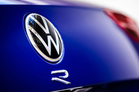 「ゴルフR／ゴルフRヴァリアント」はゴルフの最高峰モデルという位置づけ。もうひとつの高性能モデル「ゴルフGTI」が伝統的にFWDのハッチバックスタイルであるのに対して、ゴルフRは4WDでハッチバックとステーションワゴンの2つのボディータイプが設定されている。