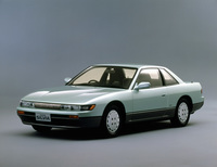1988年「日産シルビア」（S13）。エンジンは1.8リッター直4 DOHC 16バルブとそのターボ版。遅れてオーテックジャパン製のコンバーチブルが追加され、また先代まで存在したハッチバッククーペは「180SX」として独立した。