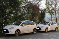 2代目「シトロエンC3」の2台並び。2023年1月。