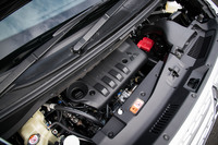 搭載される2.2リッターディーゼルエンジンは、従来型比で20Nmアップの最大トルク380Nmを発生。フリクションの低減や燃焼室形状の見直し、次世代インジェクターの搭載といった改良を受けている。