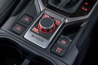 悪路走行をサポートする電子制御システム「X-MODE」のコントローラー。状況に応じて「SNOW・DIRT」「DEEP SNOW・MUD」の2種類の悪路モードを選択可能で、また下り坂などで一定の車速を保って低速走行する「ヒルディセントコントロール」も備わっている。（写真：郡大二郎）