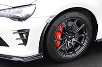 RAYS製の専用鍛造軽量アルミホイール。テスト車には、ミシュランの「パイロットスポーツ4」タイヤが装着されていた。