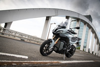 カラーリングは「アイスグレー」（写真）と「レーシングレッド」の2種類。色により、カウルに施される「XR」のロゴも異なる。