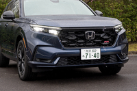 先代が好みという方ももちろんおられるだろうが、シャープなヘッドランプ形状と大きなグリルの組み合わせで分かりやすくハンサムになった。グリルにはシャッターが備わっている。