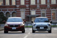 FWD化された「BMW 1シリーズ」（写真左）と、BMWが仕立て上げた「MINI」。2台のキャラクターの違いを確かめるためにワインディングロードからサーキットまで駆け回りました。（photo：荒川正幸）
