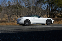 電動ソフトトップの開閉に要する時間はそれぞれ約15秒とされる。閉めた姿も美しい。