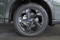 外観では、新デザインの18インチアルミホイールも従来型との識別点。ただし「ツーリング」「X-BREAK」に装着される17インチホイールの意匠は、これまでと同じだ。