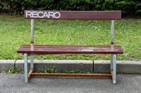 フランス東部の自動車デザイン学校で。校庭にあった休憩用ベンチ。やはり文字のパワーは大きい？