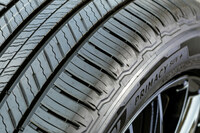 騒音を抑制するべく最適化されたブロック。パターンノイズを減少するべく、従来品よりトレッド面に対する溝の比率も下げられている。