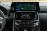 上下2段式のタッチスクリーンはこれまでどおり。上の12.3インチがインフォテインメント用で下の7インチはオフロードやエアコンなどの詳細な設定用だ。