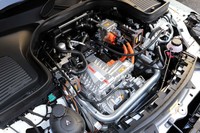 いわゆるエンジンルーム内のカバーを外すと、インバーター（写真中央）が現れる。その下にはフロントモーターがレイアウトされている。