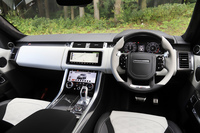 「レンジローバー」の他シリーズがダイヤル式のシフトセレクターであるのに対して、「レンジローバー スポーツ」では素早いギアチェンジが行えるよう、オーソドックスなレバー式を採用。ステアリングコラムにシフトパドルも用意する。