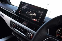 「アウディドライブセレクト」により、簡単なスイッチ操作で走行環境に最適な車両設定が実現できる。写真は「A4 45 TFSIクワトロSライン」のもの。