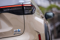 ハイブリッドパワーユニットを搭載する4WD車の後輪には、最高出力5.3PS／最大トルク52N・mを発生する駆動用モーターが備わる。