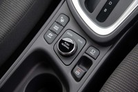 4WDシステムはハイブリッド車が後輪をモーターで回す「E-Four」で、純ガソリン車がトルクスプリット型の「ダイナミックトルクコントロール4WD」。シフトセレクターの後方にモードセレクターがレイアウトされる。