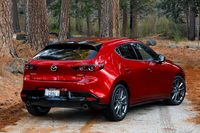 新型「マツダ3」のデザインはプレスラインを極力廃した、シンプルで意欲的なものだ。