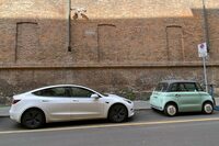 「テスラ・モデル3」（写真向かって左）と。