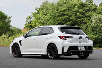 ボディーサイズは全長×全幅×全高＝4410×1850×1480mm、ホイールベースは2640mm。空力特性向上のために外装のデザインは細かく変更されているが、外寸は従来モデルと同一となる。