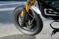 タイヤサイズは前：120/80-14、後ろ：150/70-14。ブレーキは前後ともにディスク式で、前のみABSが装備される。