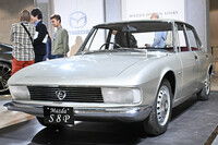 「ジウジアーロが来る！」ということで、マツダが用意したであろう「S8P」。初代「ルーチェ」の原型となったモデルで、手がけたのはもちろん、ベルトーネ時代のジウジアーロ氏だ。ほとんどお目にかかる機会のない秘蔵のプロトタイプだが、ふたりのお眼鏡にはかなわなかったようだ。