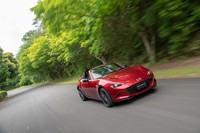 エンジンのパワーアップに合わせて、トランスミッションの制御も改善。MT車では加速時の初期応答タイミングを早めたほか、AT車ではシフトタイミングの最適化を行っている。