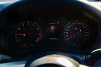 メーターパネルはシンプルな2眼式。エンジン回転計のレッドゾーンは7000rpmから。