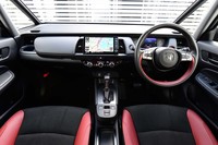 ブラック×ボルドーレッドのコントラストが鮮やかな「フィットe:HEV Modulo X」のインテリア。ほかに、ブラック単色のインテリアカラーも選べる。