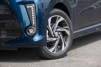 タイヤサイズは「RS“ハイパーSA III”」のみ165/55R15、その他のグレードは、標準車、「カスタム」ともに155/65R14となっている。