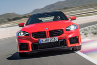 大きな開口部が特徴的なフロントマスク。キドニーグリルは横ルーバータイプだ。