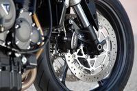 トライアンフが新型「ストリートトリプルS」を発表　100万円を切る価格で2020年春に発売の画像