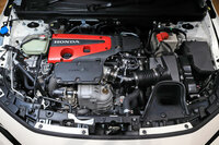 パワーユニットには改良を加えた2リッター直4ターボエンジンを採用。従来型より高出力化、高レスポンス化が図られているというが、詳細なスペックは明らかにされていない。