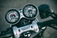 古式ゆかしき機械式の2眼メーター。走行距離や燃費、燃料レベル、ライディングモードなどを表示するディスプレイが搭載される。