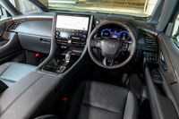 「ヴェルファイア エグゼクティブラウンジ」のダッシュボード。ステアリングや各種トリムには木目調ではなく本物のウッドが使われる。以下の内装の写真はすべてこの車両のもの。