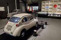 「ビートル」こと「フォルクスワーゲン・タイプ1」との近似性を感じさせる「スバル360」のリアビュー。1958年に発表・発売され、1966年まで生産された。