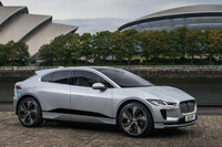 未来的なプロポーションのプレミアムBEVとして2018年に登場し、見事に散華した「ジャガーIペース」。あなたの雄姿は決して忘れまい……。