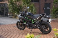 猛獣をイメージしてデザインされたという「Z H2」。一方で、機能部品の装飾を廃したシンプル化も特徴となっている。